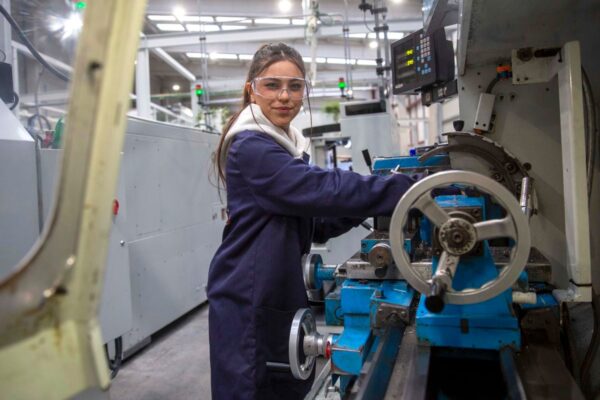 Alumnas en la FP más masculinizada: Denisse iba para ‘esteticién’ y ahora brilla en mecánica industrial | Educación EL PAÍS