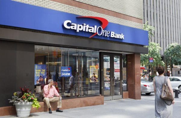 Compra de Discover por Capital One consolida mercado de tarjetas de crédito en EE UU