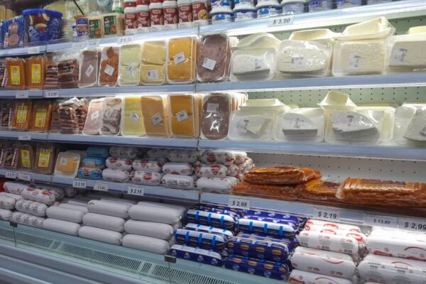 Consumidores adquieren “de poquito” productos de charcutería