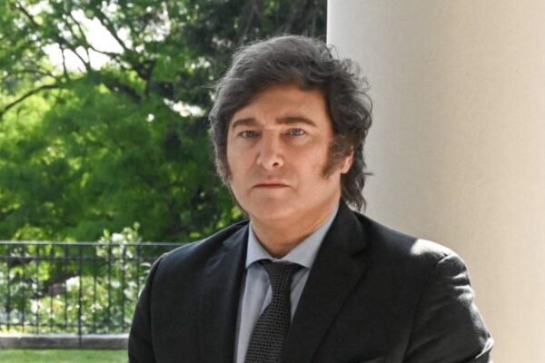 Gobernadores denuncian «extorsión» de Milei y una provincia amenaza con no entregar gas ni petróleo Gobernadores denuncian "extorsión" de Milei y una provincia amenaza con no entregar gas ni petróleo