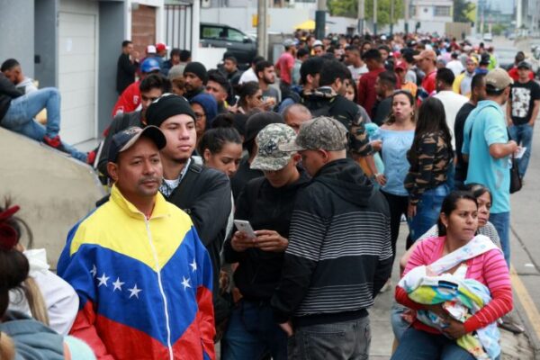 Lo que produjo la migración venezolana por millones se llama bloqueo económico Venezolanos encabezan solicitud de Permiso Temporal de Permanencia en Perú