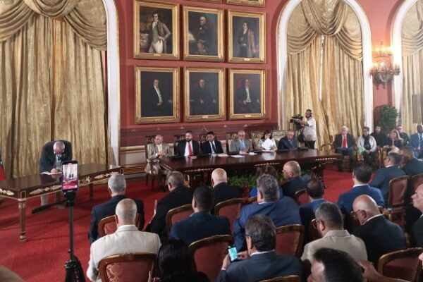 Partidos políticos, empresarios y religiosos firmaron este miércoles la propuesta del calendario electoral que será enviado al CNE