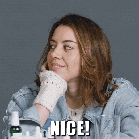 Aubrey Plaza recargando su cabeza encima de su mano derecha mientras sonríe por lo útil que es la función de aviso de llegada de los iPhone.- Blog Hola Telcel