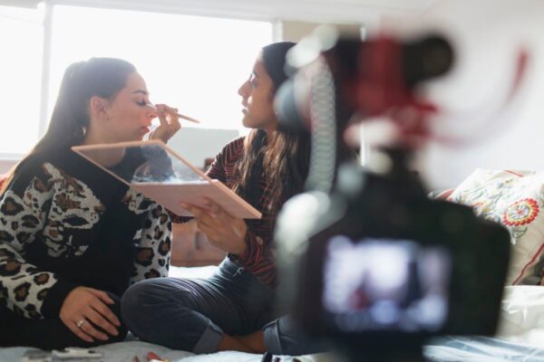 Cómo prevenir la ‘cosmeticorexia’ en menores: limitar el uso de la tecnología y trabajar su autoestima | Expertos | Mamas & Papas EL PAÍS