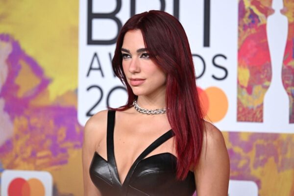 Dua Lipa impacta en los premios Brit: cuero negro en versión dominatrix, motera y ‘country’ | Famosos | S Moda
