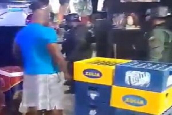 Dueño de licorería en Guarenas rompió cajas de cervezas tras intento de decomiso de la GNB