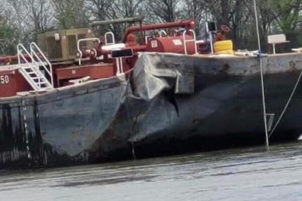 En Oklahoma una barcaza chocó contra un puente