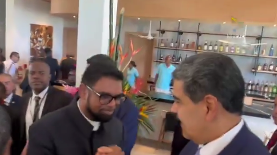 Este fue el saludo cordial entre Maduro y el presidente de Guyana Irfaan Ali Este fue el saludo cordial entre Maduro y el presidente de Guyana Irfaan Ali