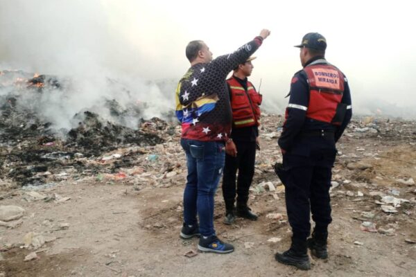Extinguen fuego en vertedero de basura en Cúa