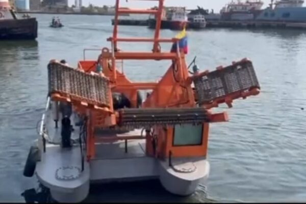 Hasta 10 toneladas de desechos recolectan lanchas barredoras en el Lago