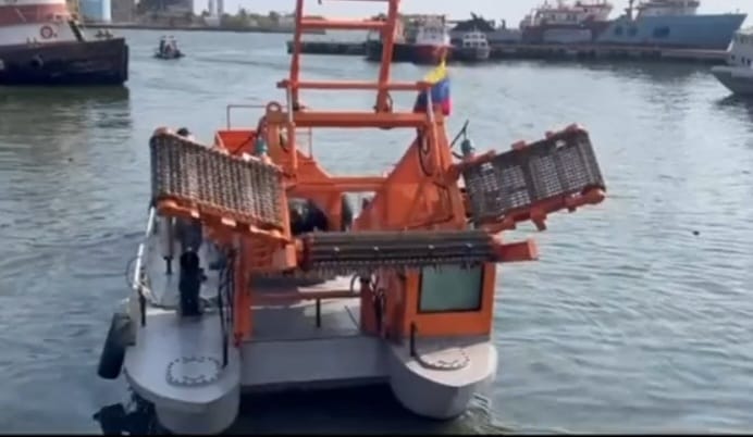 Hasta 10 toneladas de desechos recolectan lanchas barredoras en el Lago