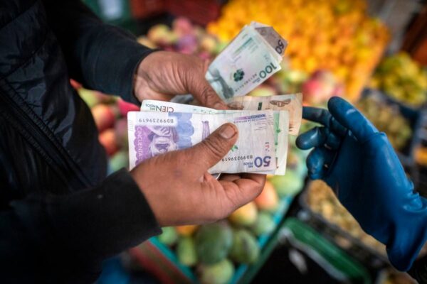 La lucha contra los préstamos ‘gota a gota’, un producto 100% colombiano | Negocios EL PAÍS
