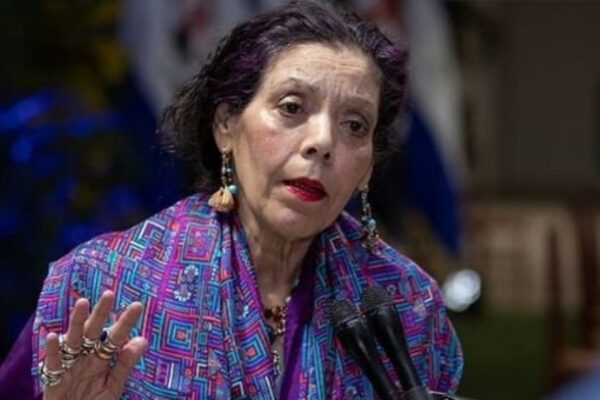 La primera dama de Nicaragua, Rosario Murillo pegó un grito de ayuda justo antes de colgar el teléfono a la prensa