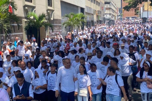 Leocenis García oficializó su candidatura presidencial ante el CNE