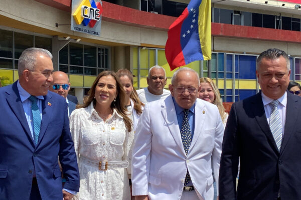 Luis Eduardo Martínez inscribió su candidatura presidencial