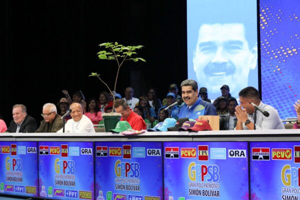 Maduro: La unión del Gran Polo Patriótico fue construida en acción