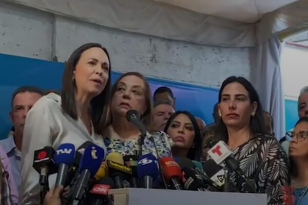 María Corina Machado anuncia a la profesora Corina Yoris Villasana con la candidata sustituta