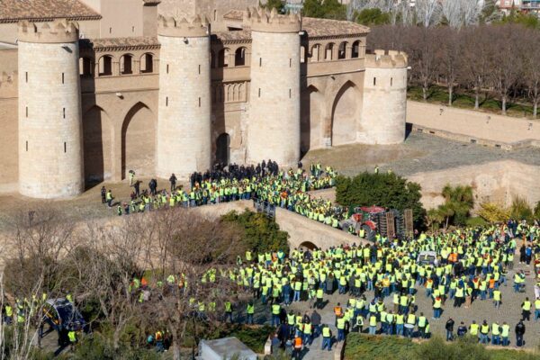 Protestas: Cientos de agricultores bloquean el acceso a las Cortes de Aragón en Zaragoza en una tensa concentración | Economía