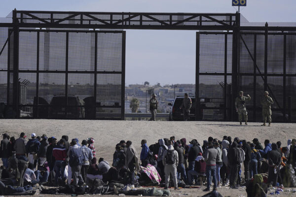 Supremo de EEUU prohíbe ley de Texas que permitía expulsar migrantes