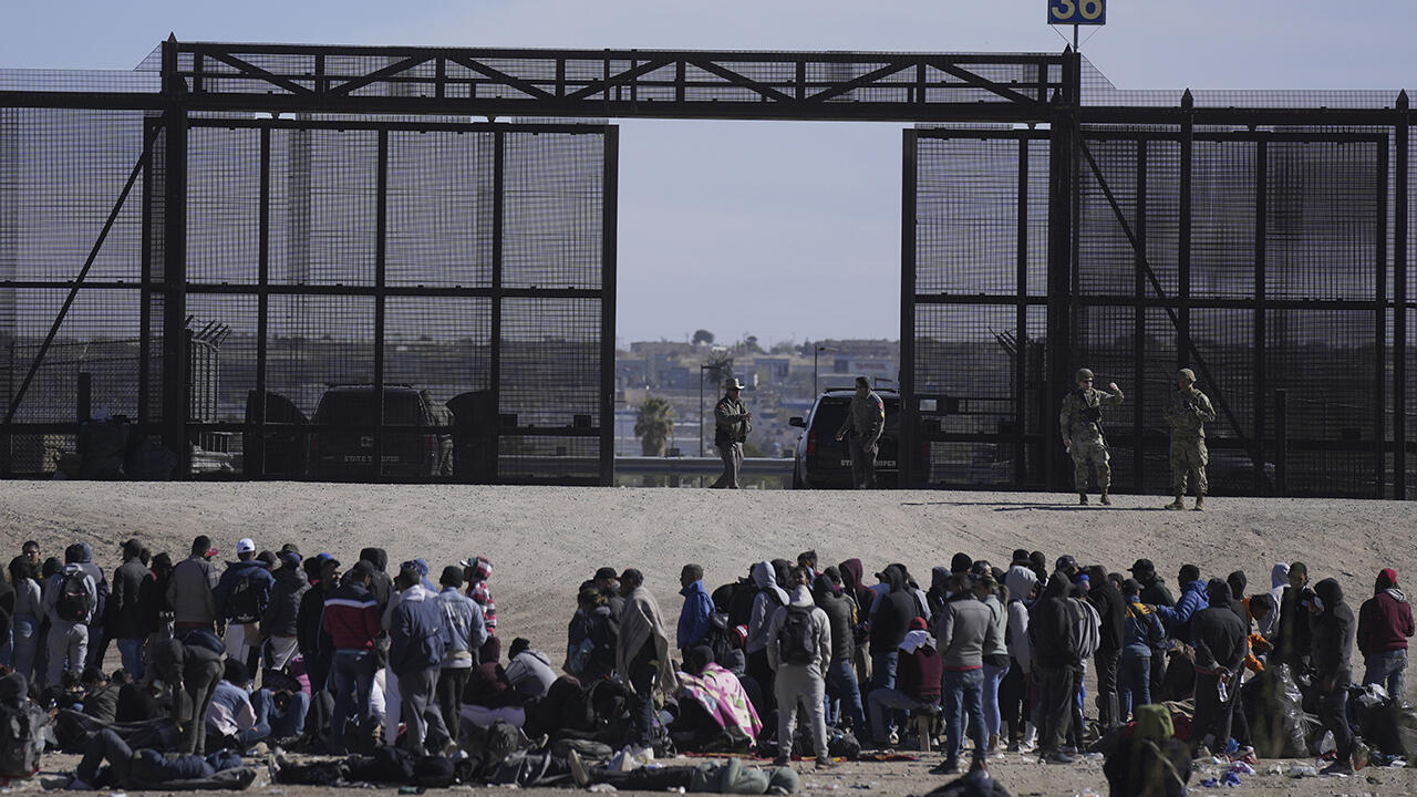 Supremo de EEUU prohíbe ley de Texas que permitía expulsar migrantes