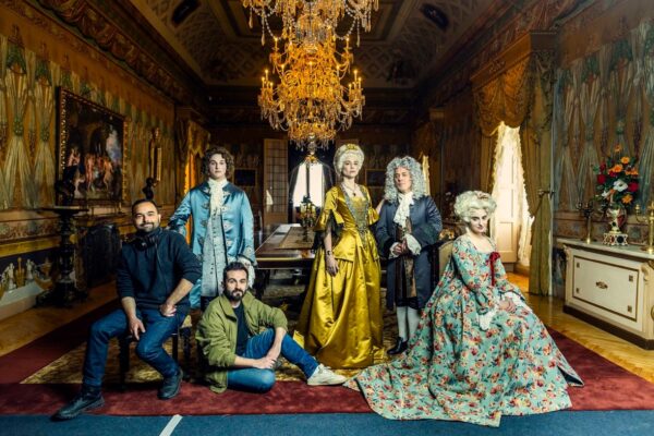 ‘La vida breve’: pelucas, vestidos de época y palacios para reírse con la historia | Televisión EL PAÍS