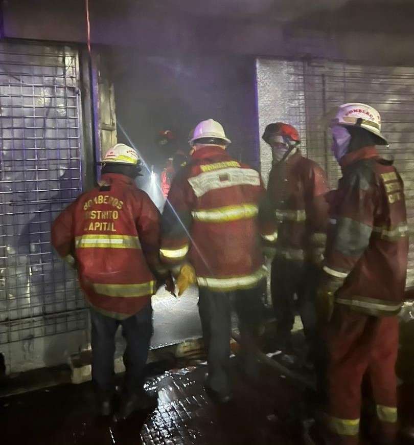 Afectados 12 locales en incendio en el mercado de La Hoyada