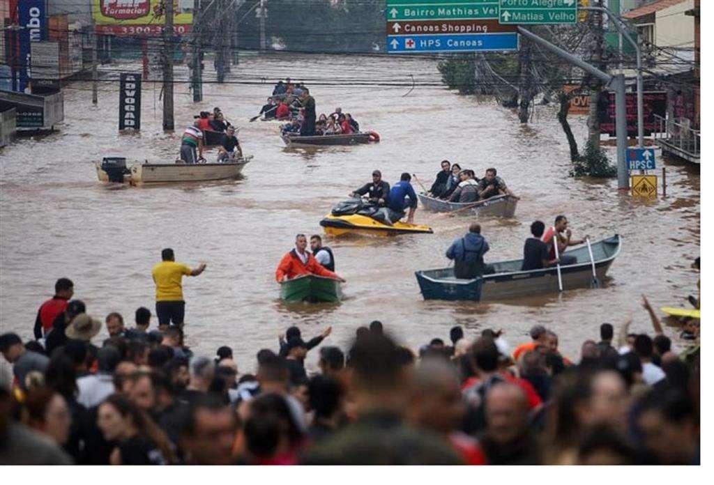Aumenta a 165 fallecidos por inundaciones en Brasil