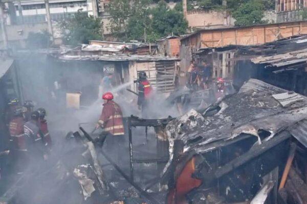 Bomberos atendieron incendio de varias viviendas en Petare