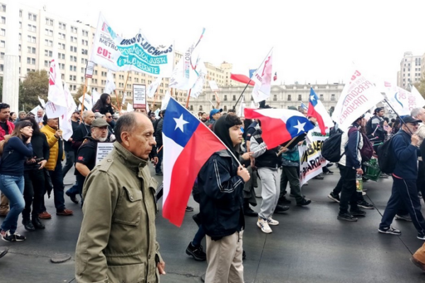 Dominicanos y chilenos salen a las calles por mejores salarios y pensiones dignas