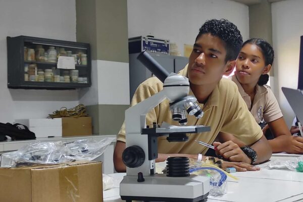 Entregaron kits de laboratorios químicos a liceos en Sucre