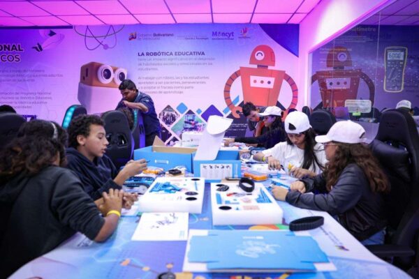 Inauguran mega núcleo de robótica en la esquina El Chorro