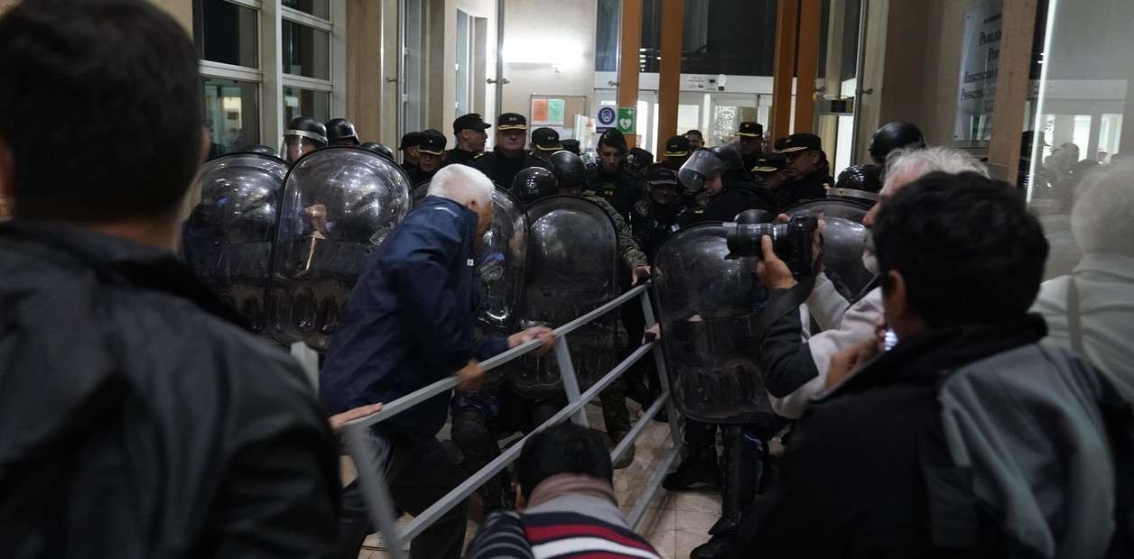 Incidentes frente a la cámara legislativa de Misiones en Argentina
