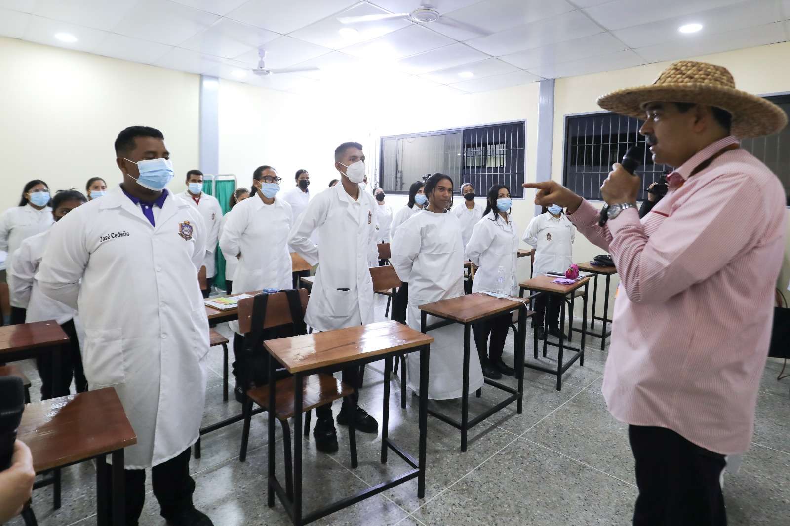 Maduro instó a estudiantes no dejarse quitar el futuro por el fascismo