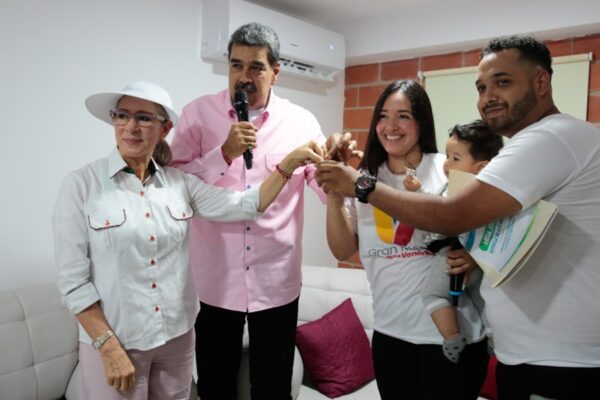 Maduro proyecta levantar 2 millones de viviendas en los próximos seis años Maduro proyecta levantar 2 millones de viviendas en los próximos seis años