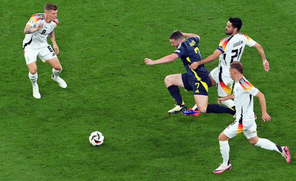 McGinn se interpone entre Gündogan, Kroos y Kimmich.