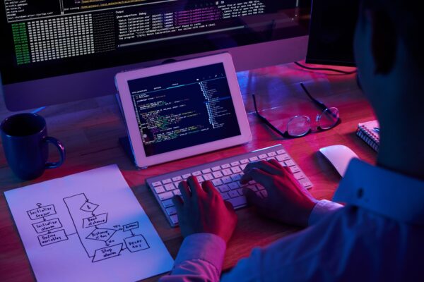 Algoritmos en las Redes Sociales: un peligro invisible para los adolescentes ~ TecnoBlog Professional programmer working late in the dark office