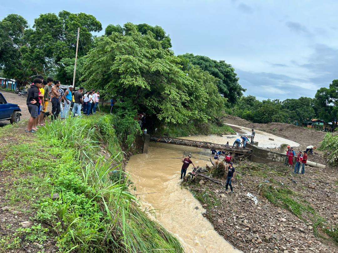 Asisten a familias afectadas por desbordamiento de quebrada en Ortiz