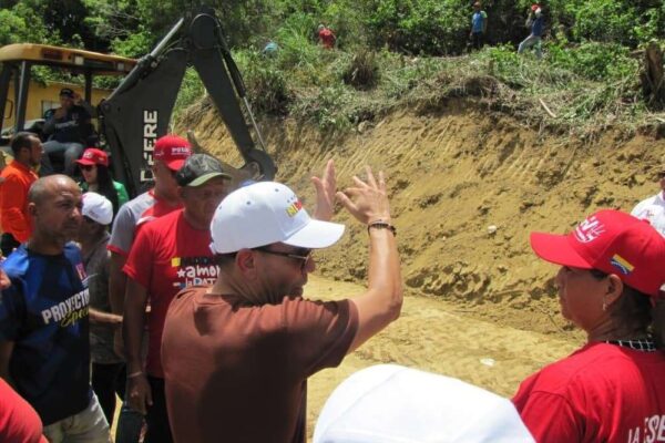 Atienden deslizamiento de tierra por lluvias en Paso Real de Charallave