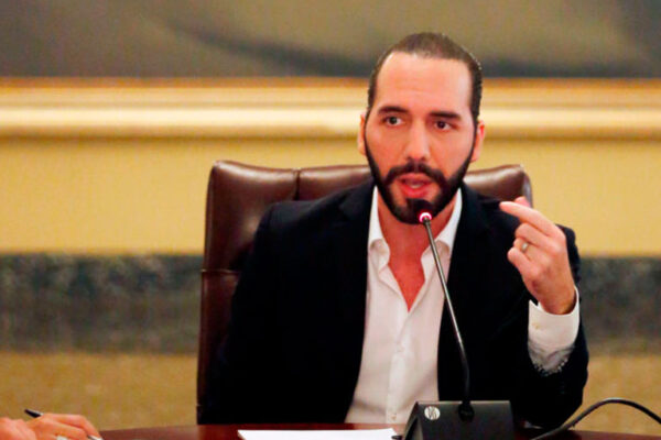 Bukele sacó la motosierra de Milei contra los empleados salvadoreños
