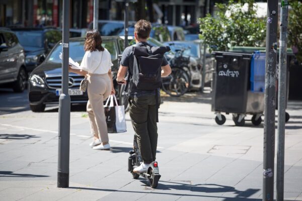 DGT: Tráfico prevé prohibir los patinetes a menores de 16 años y exigir a sus dueños inscribirse en un registro | Clima y Medio Ambiente EL PAÍS