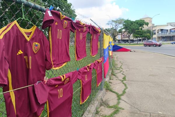 Desde los 15 dólares cuesta vestir la camisa de la Vinotinto