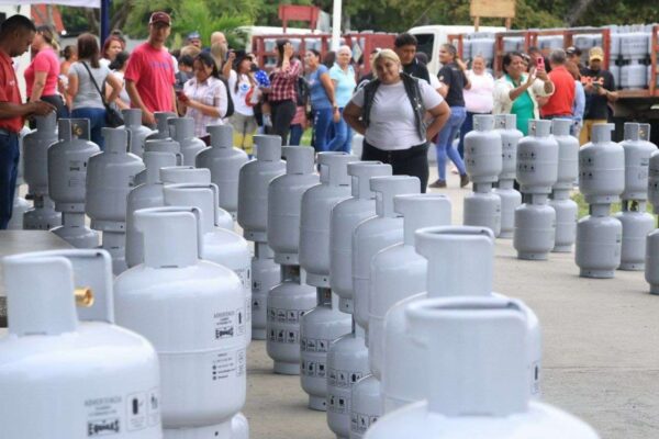 Entregan 600 cilindros de gas a comunas de Los Teques Entregan 600 cilindros de gas a comunas de Los Teques