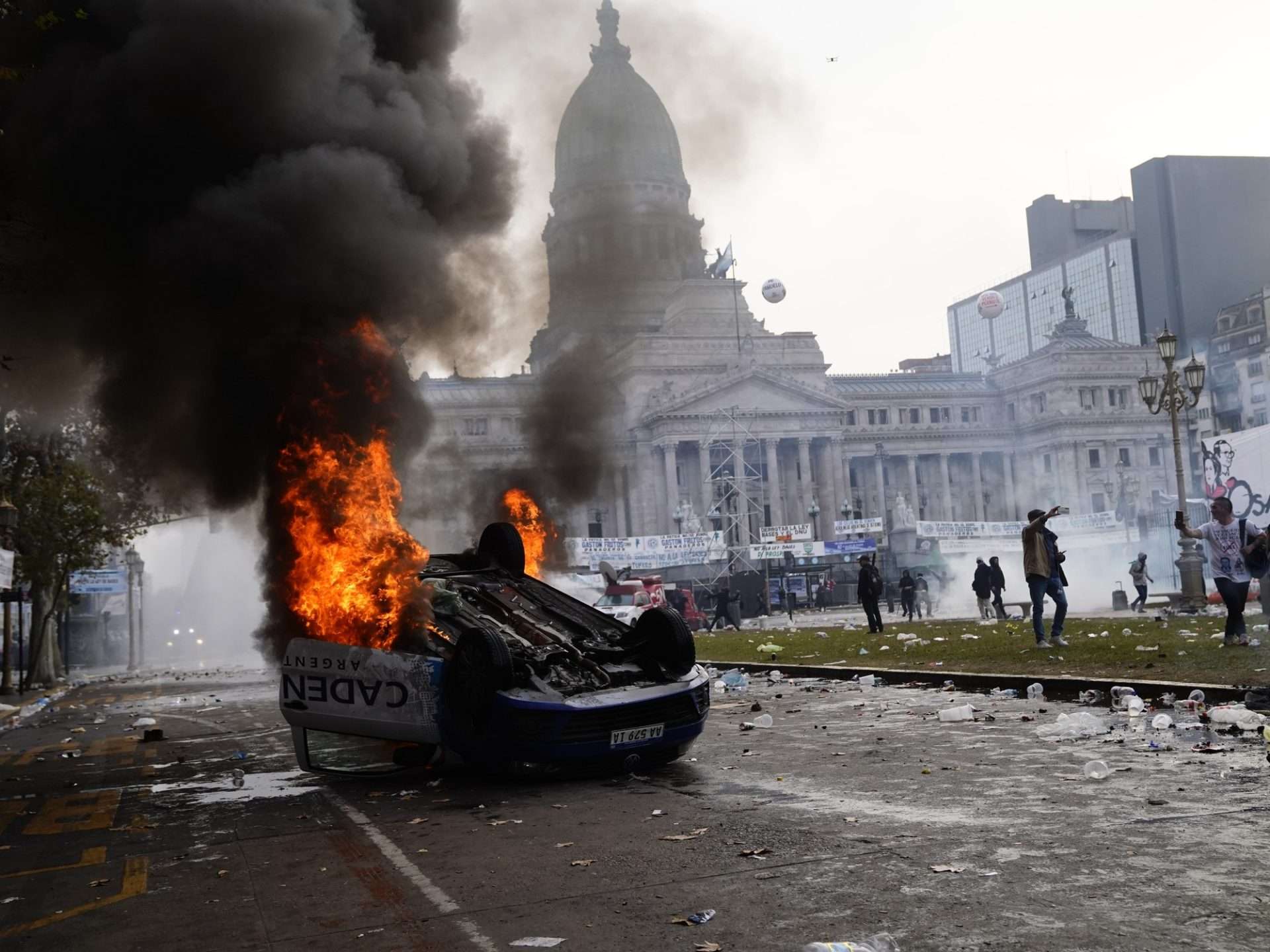 Incendian carro frente al Congreso en la peor protesta de la era Milei