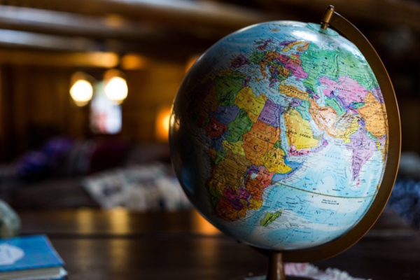 La influencia de las tensiones geopolíticas en los precios y el suministro de petróleo: Un análisis en la era global