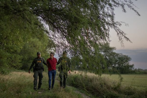 Las detenciones en la frontera caen un 40% por la restricción al asilo impuesta por Biden | Inmigración en Estados Unidos EL PAÍS