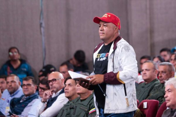 Maduro designa a ministro de Comunas rector de plan de viviendas Maduro designa a ministro de Comunas rector de plan de viviendas
