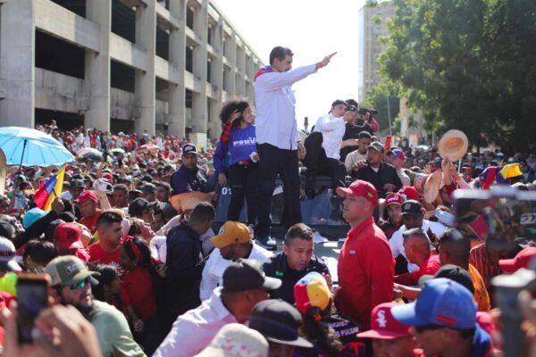 Maduro se bañó de pueblo en el estado Zulia Maduro se bañó de pueblo en el estado Zulia