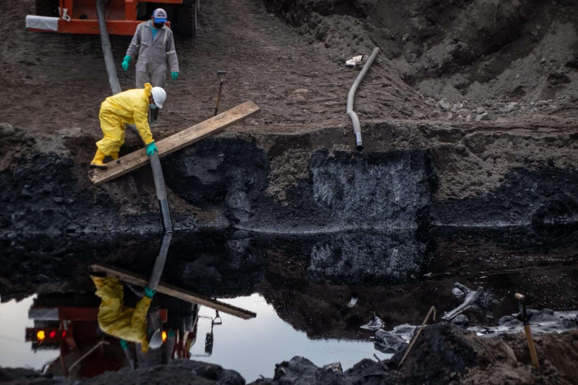 Petroecuador confirma derrame de crudo en un río amazónico