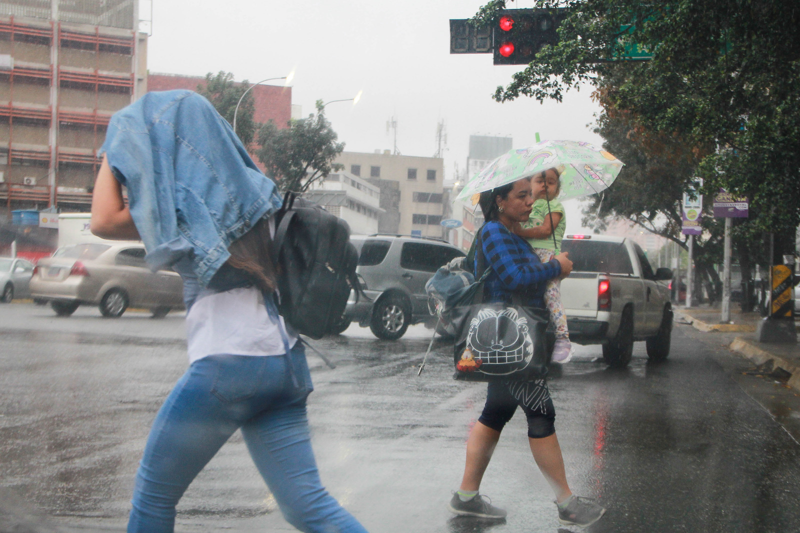 Prevén sábado de lluvias y chubascos en gran parte del país