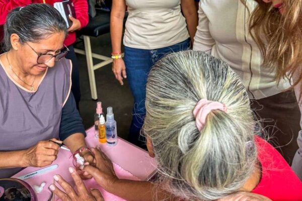 Realizan jornada de atención integral para abuelos en el 23 de Enero